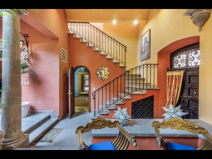 Entry Star staircase bathtoom