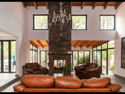 SALA CON CHIMENEA ENCENDIDA