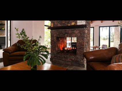 SALA CON CHIMENEA ENCENDIDA 1