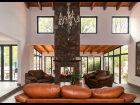 SALA CON CHIMENEA ENCENDIDA