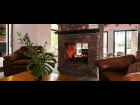 SALA CON CHIMENEA ENCENDIDA 1