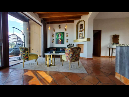 golden-frida-apartment-livingroom-1024x576