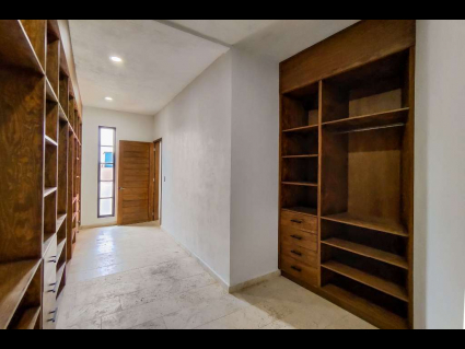 WALK IN CLOSET